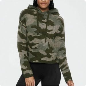 VICTORIAS SECRET GREEN CAMO HOODIE PULL ON SWEATSHIRT PLUSH CROPPED FUZZY MEDIUM
